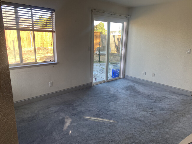 Dining/ Family Room - 1100 Bear River Ct