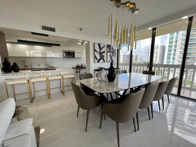 Foto del edificio - 19355 Turnberry Way