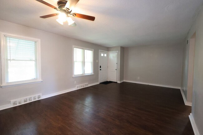 Building Photo - 4 Bed 2 FULL Bath in Ferguson