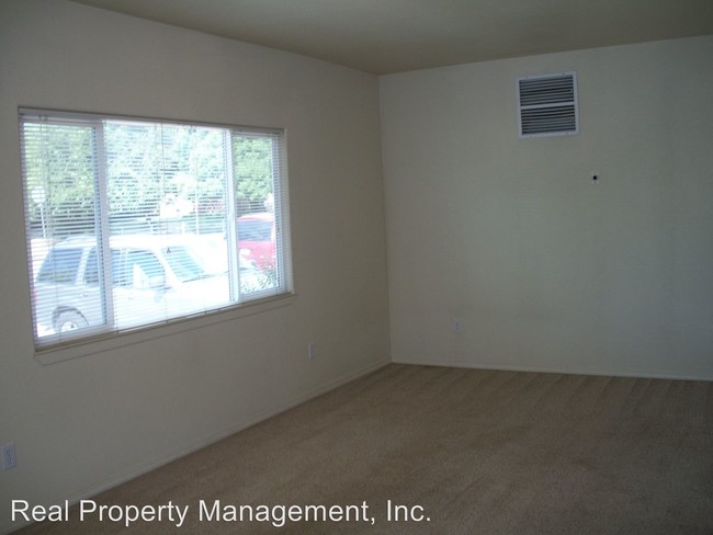 Foto del edificio - 13679-13681 Hill Blvd