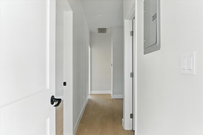 Building Photo - 1172 N Wilton Pl