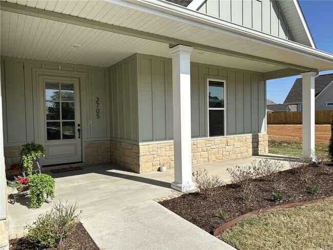 Building Photo - 2705 S 20th Pl