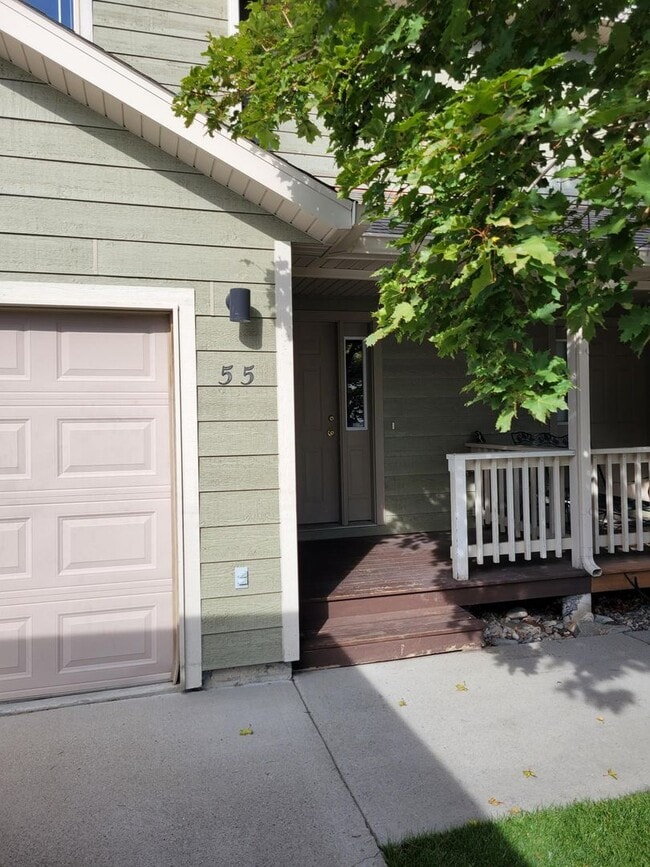 Building Photo - 3 Bedroom, 2.5 Bathroom Townhouse; Short D...