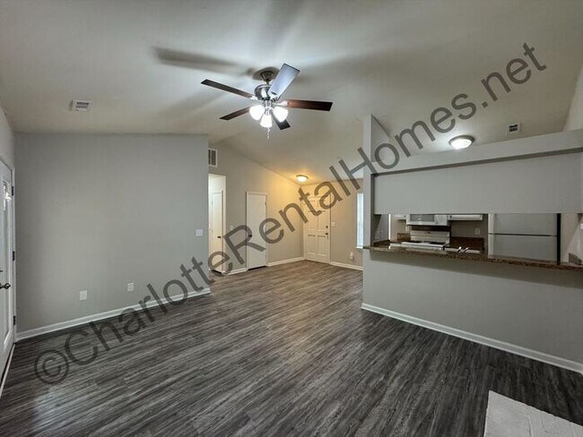 Foto del edificio - Charming 2 bedroom home in Charlotte! Only...