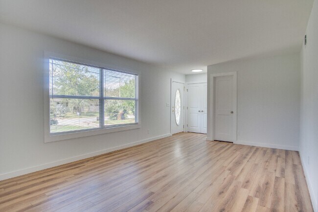 Building Photo - Centrally Located Pensacola 3BR/2BA Home Near Cordova Mall, Pensacola International Airport, Hosp...