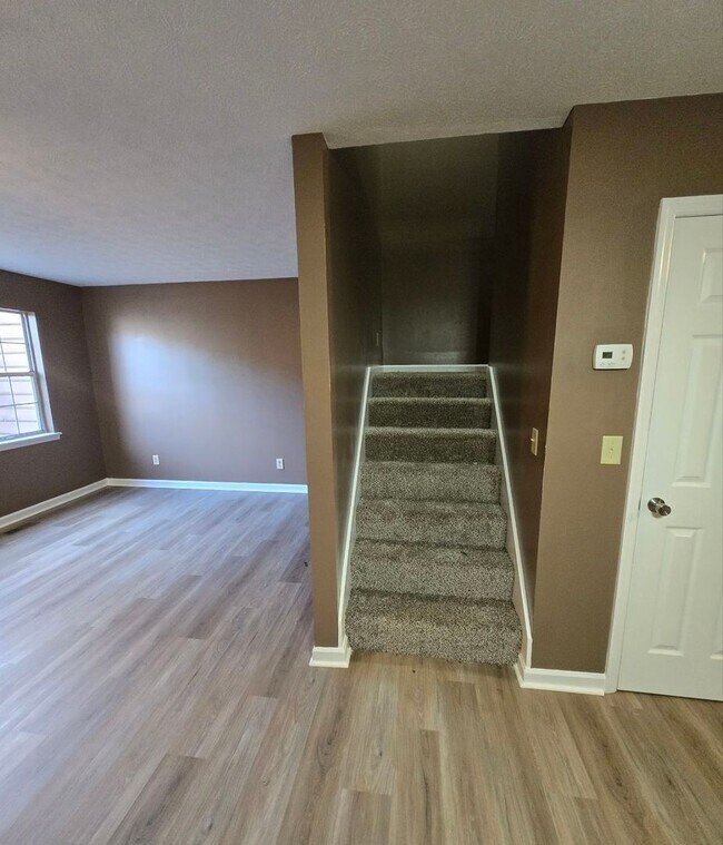 Foto del edificio - FRESHLY UPDATED TOWHOME.