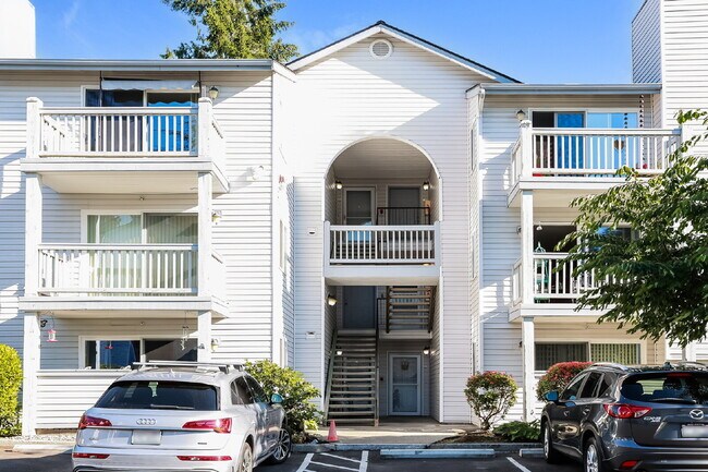 Foto del edificio - Top-Floor 3 Bed/2 Bath Condo with Silver Lake Views –! Available NOW for RENT