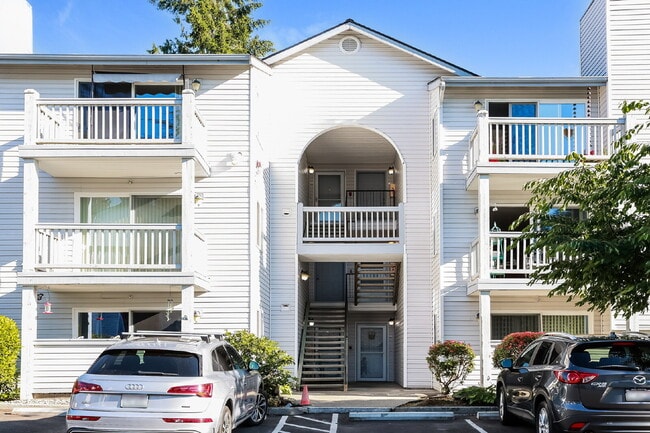 Building Photo - Top-Floor 3 Bed/2 Bath Condo with Silver Lake Views –! Available NOW for RENT