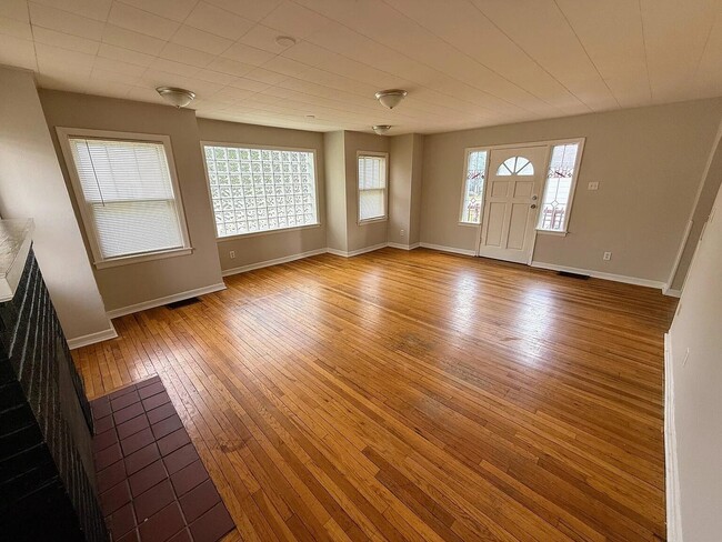 Building Photo - 409 N College Ave