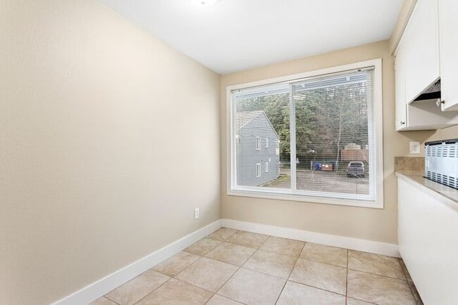 Building Photo - 2 bedroom available soon ! Apply Now!!
