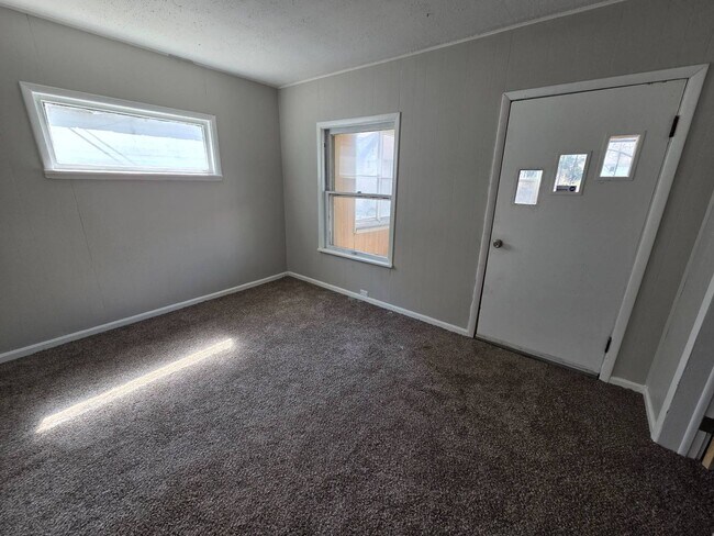 Foto del edificio - 3081 E 67th St