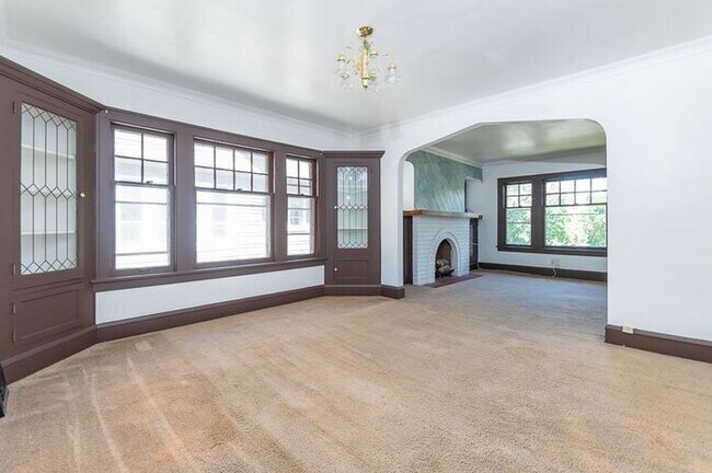 Building Photo - Charming 3BD UP in Lakewood!