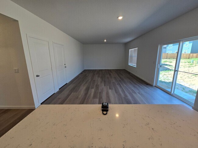 Foto del edificio - Brand New, never lived in 4 bedroom home i...