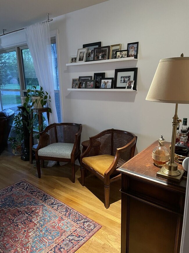 Foto del edificio - This gem is situated and Lovely 3BE/2BA on a quiet street in Warner Park