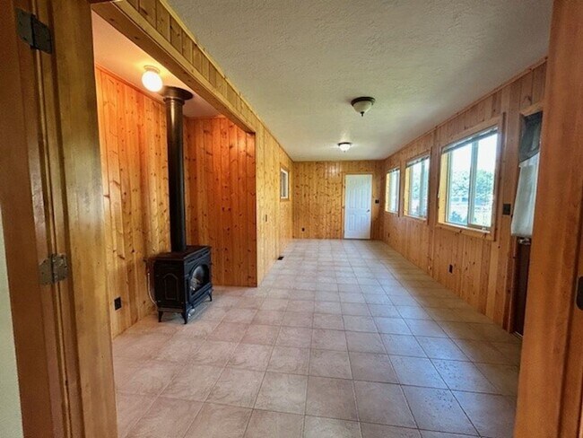 Foto del edificio - Charming 2-Bed, 1-Bath Hamilton Home with ...