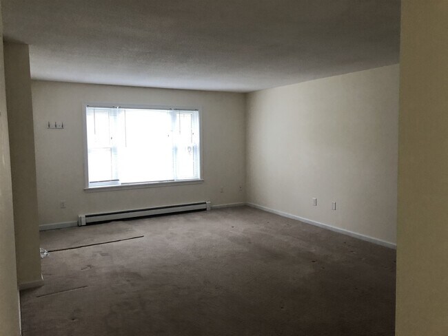 Building Photo - 605 Springbrook Cir