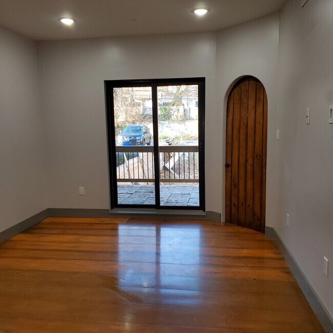 Foto del edificio - 235 E Market St