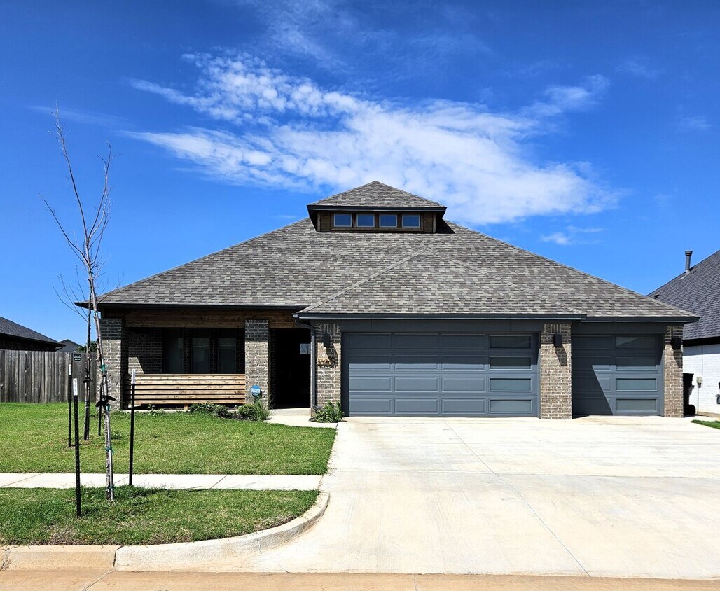 Foto principal - Gorgeous Luxury Home in Yukon, OK! HALF OF...