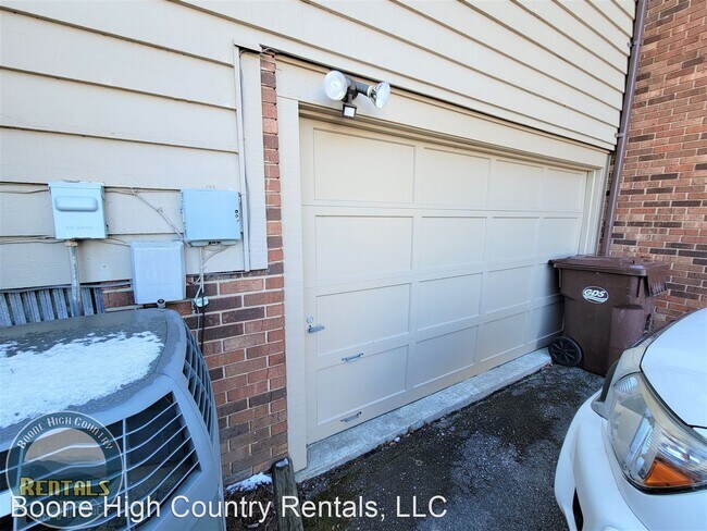 Building Photo - 1 br, 1.5 bath House - 167 Juniper Drive