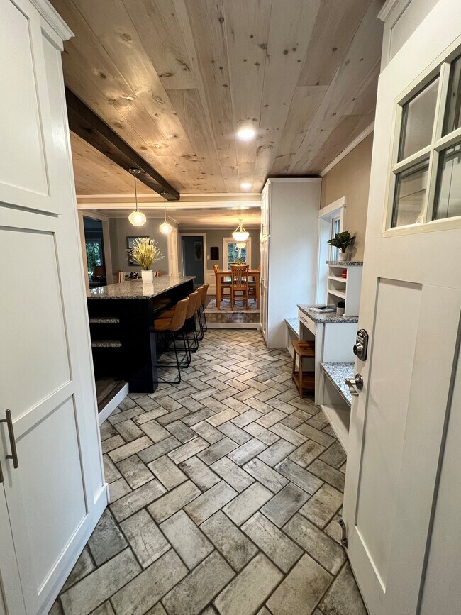 Building Photo - 46 Pleasant St