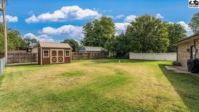 Building Photo - 3 bedroom, 1.5 bath, 2 car garage - Great ...