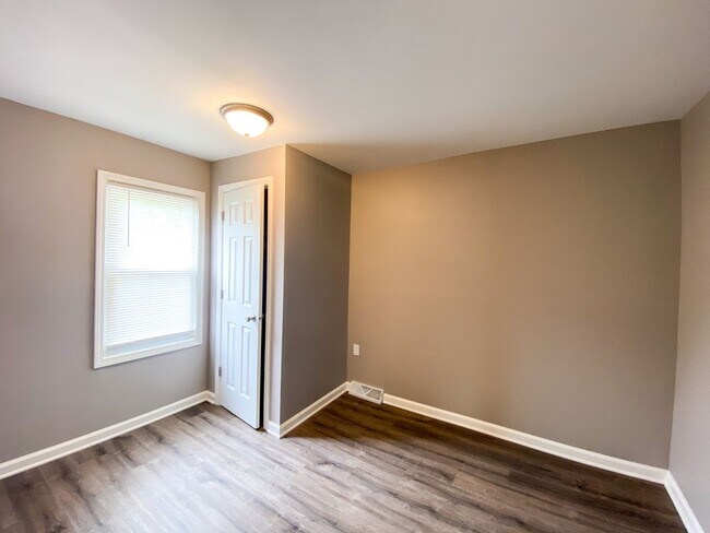 Building Photo - 3 Bedroom Single Family