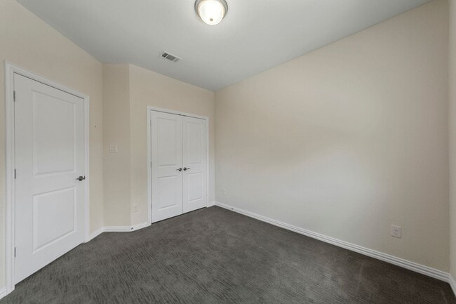 Building Photo - Luxury Townhouse