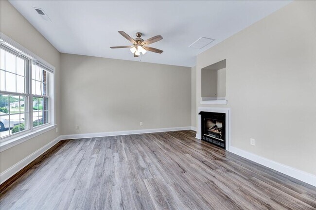 Foto del edificio - Updated 2 Bedroom Townhouse in Clayton