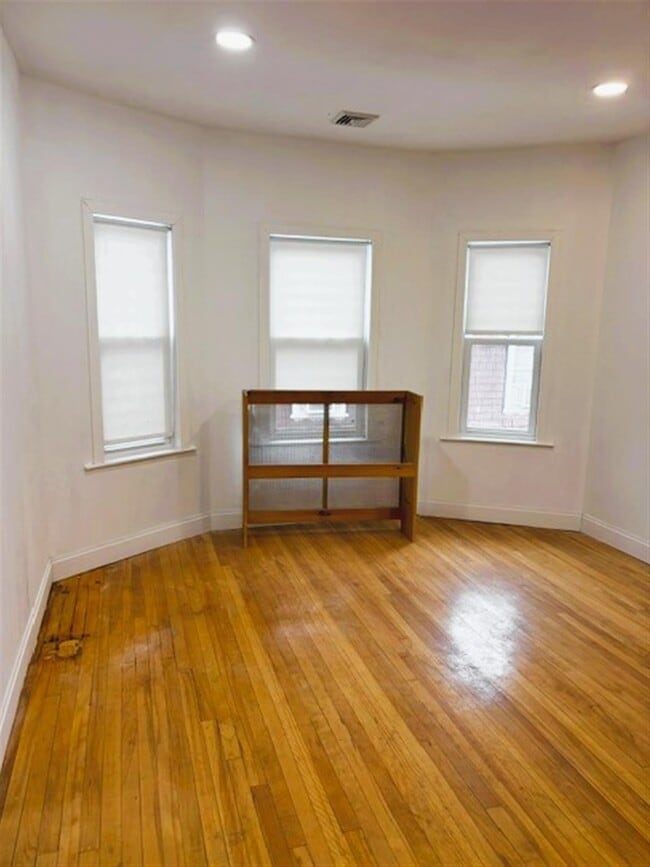 Building Photo - 14 Quincy St