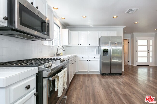 Foto del edificio - 6308 Glide Ave