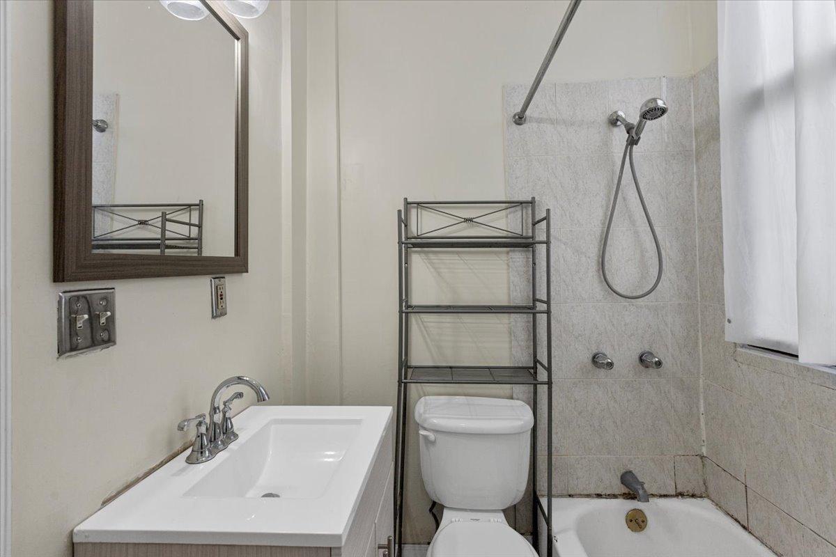 Foto principal - 3 bedroom in Chicago IL 60607