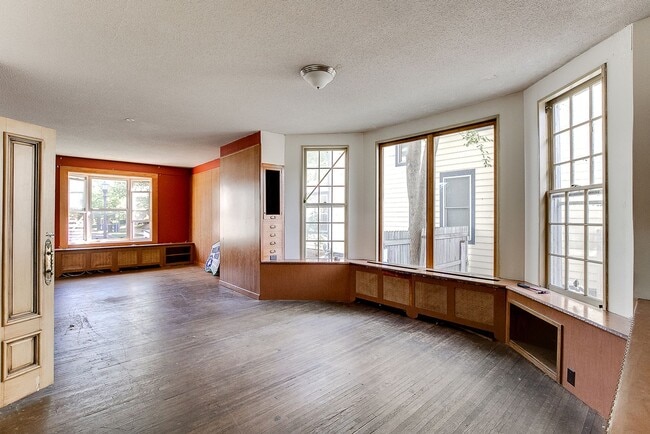 Building Photo - Huge 7 or 8 Bedroom Close By Hamline Unive...