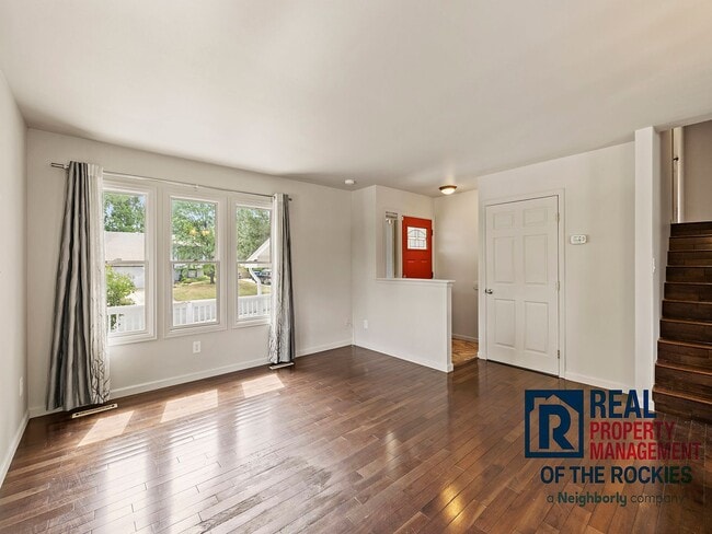 Building Photo - 4-Bed, 3-Bath Tri-Level in Prime Location