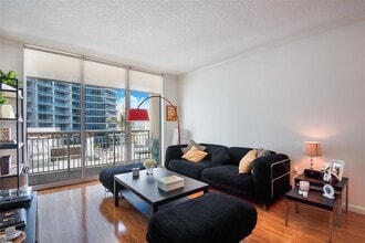 Building Photo - 2000 N Bayshore Dr