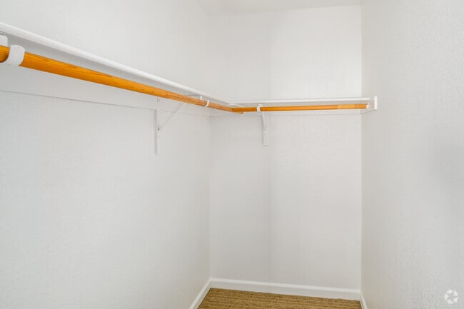 1BR, 1BA - 780SF - Closet - Legado de Ravel