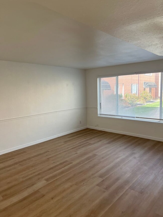 Building Photo - $995 Per month