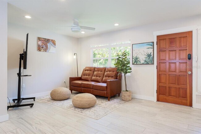 Building Photo - 3917 Belle Vista Dr E