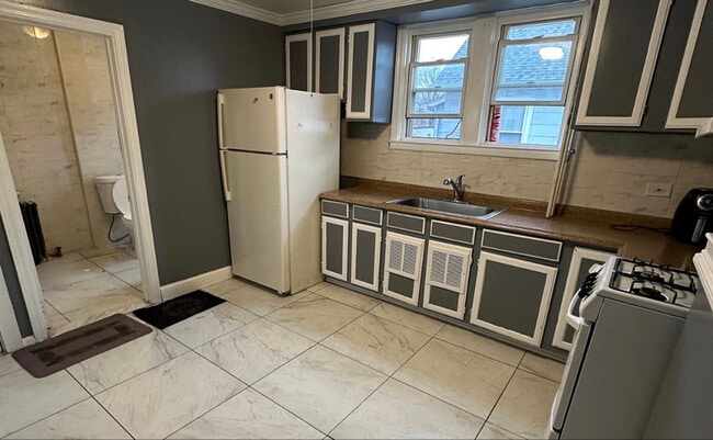 Building Photo - 296 Tolland St