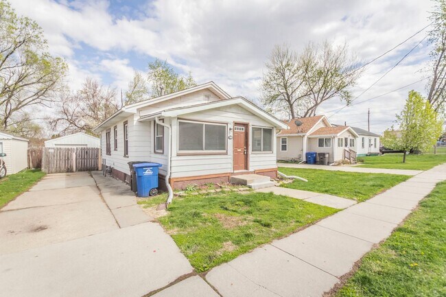 Building Photo - Spacious 2 bedroom 1 bath home