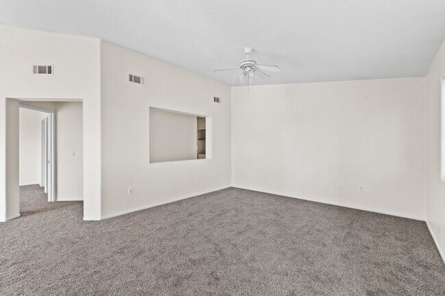 Foto del edificio - 2nd Floor Condo in a Gated Northeast Commu...