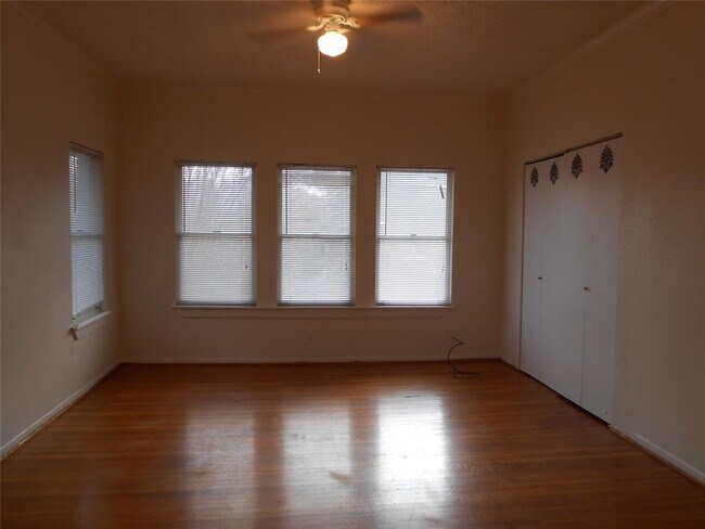 Building Photo - 1226 W Gray St