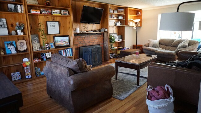 Building Photo - Charming 4 Bed, 2.5 Bath House Half Block ...