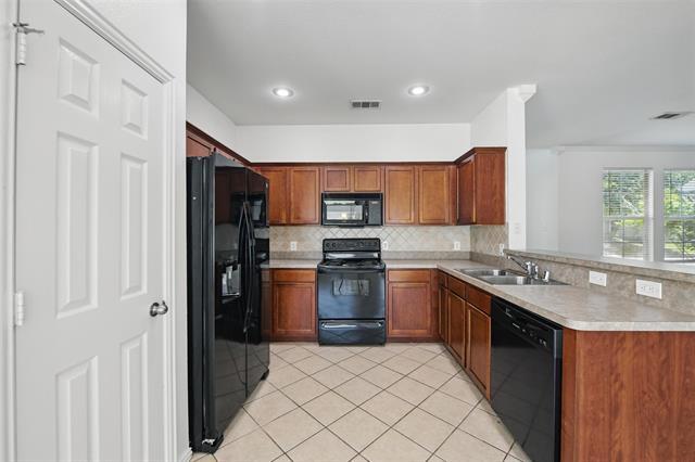 Building Photo - 9846 Cedarcrest Dr