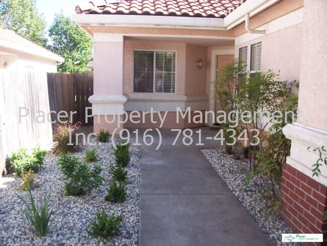 Building Photo - Really Nice Home w/Fireplace &amp; Gardener