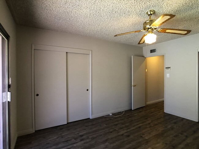 Building Photo - 3Bed/2Bath and Bonus 4th Room Home with Po...