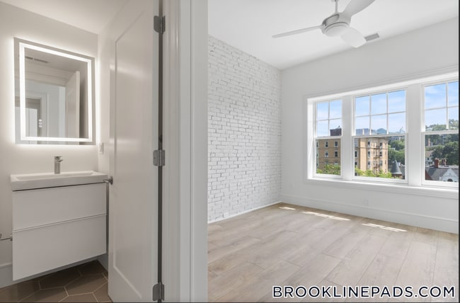 Foto del edificio - 1580 Beacon St