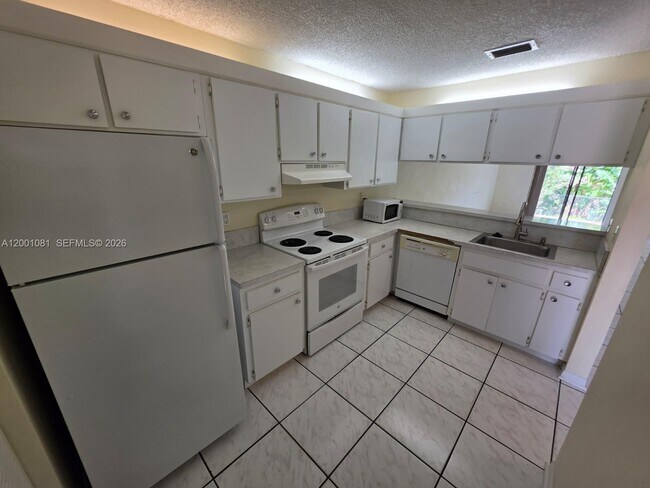 Foto del edificio - 7959 NW 41 Ct