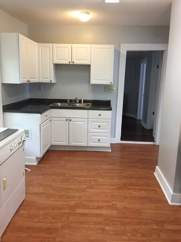 Building Photo - 1013 Lowry Ave