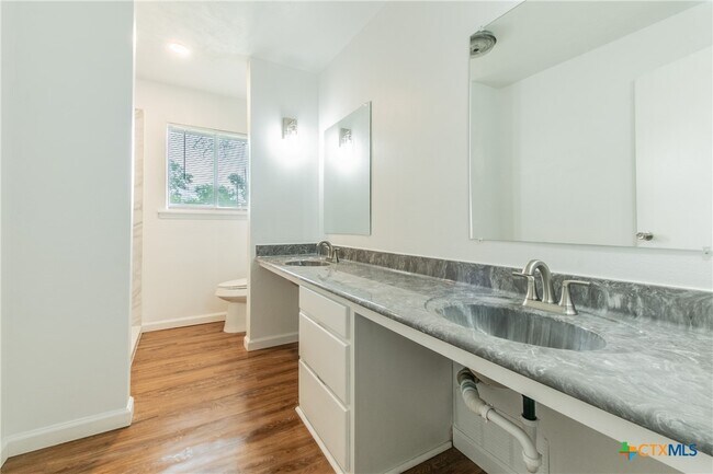Foto del edificio - 3209 Shady Hill Dr