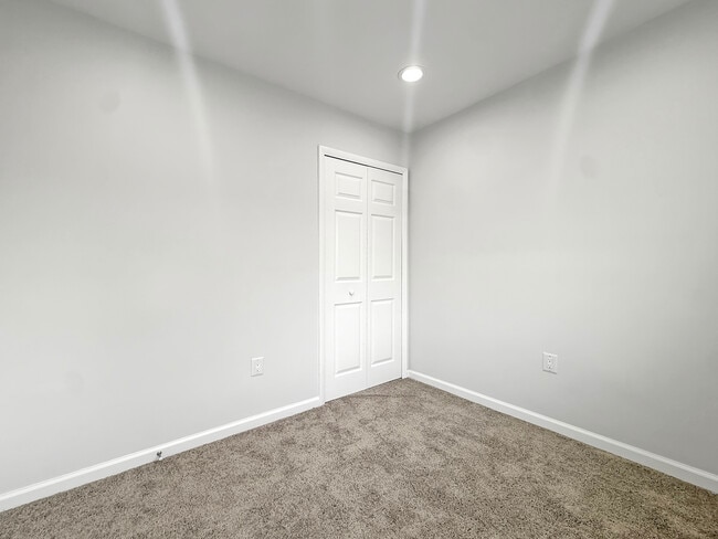 Room 1 - 1344 Barnaby Ter SE